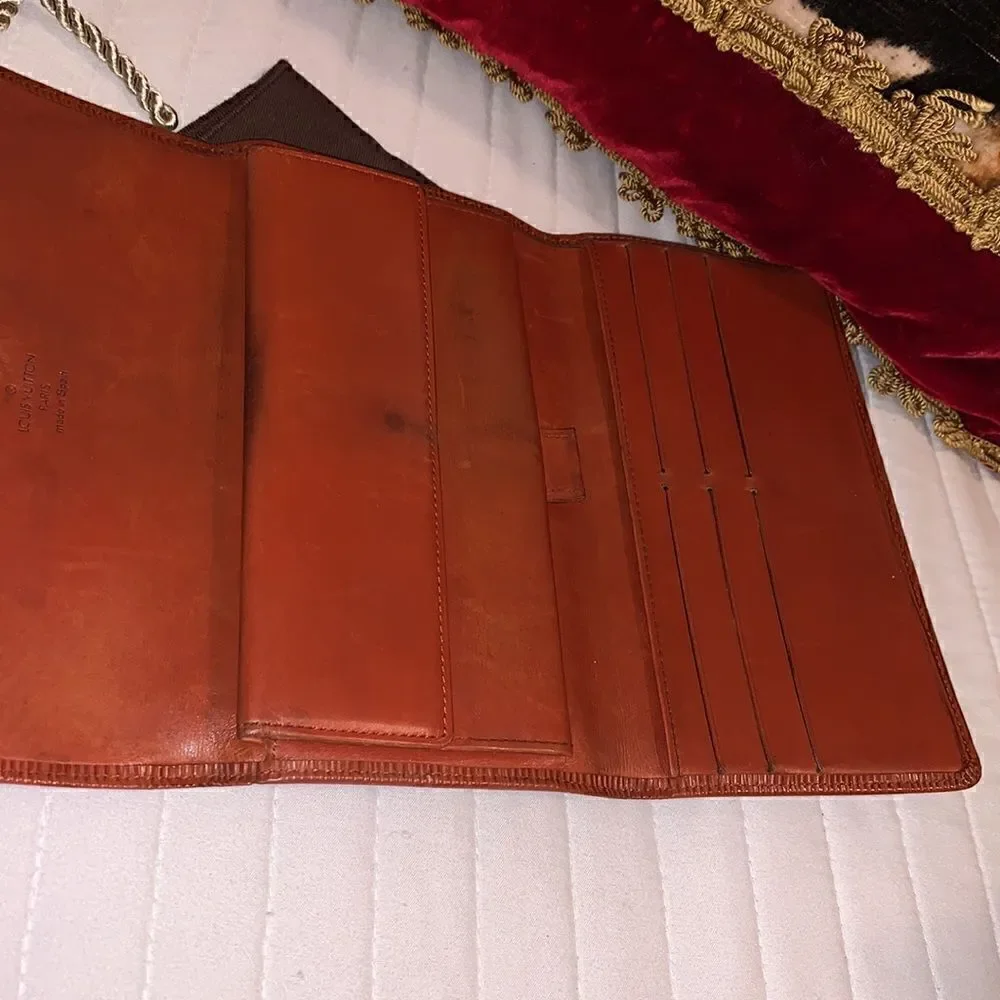 Authentic Louis Vuitton long epi wallet unisex
